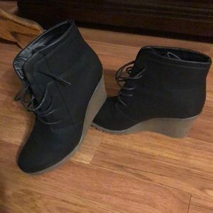 Wedged ankle boots